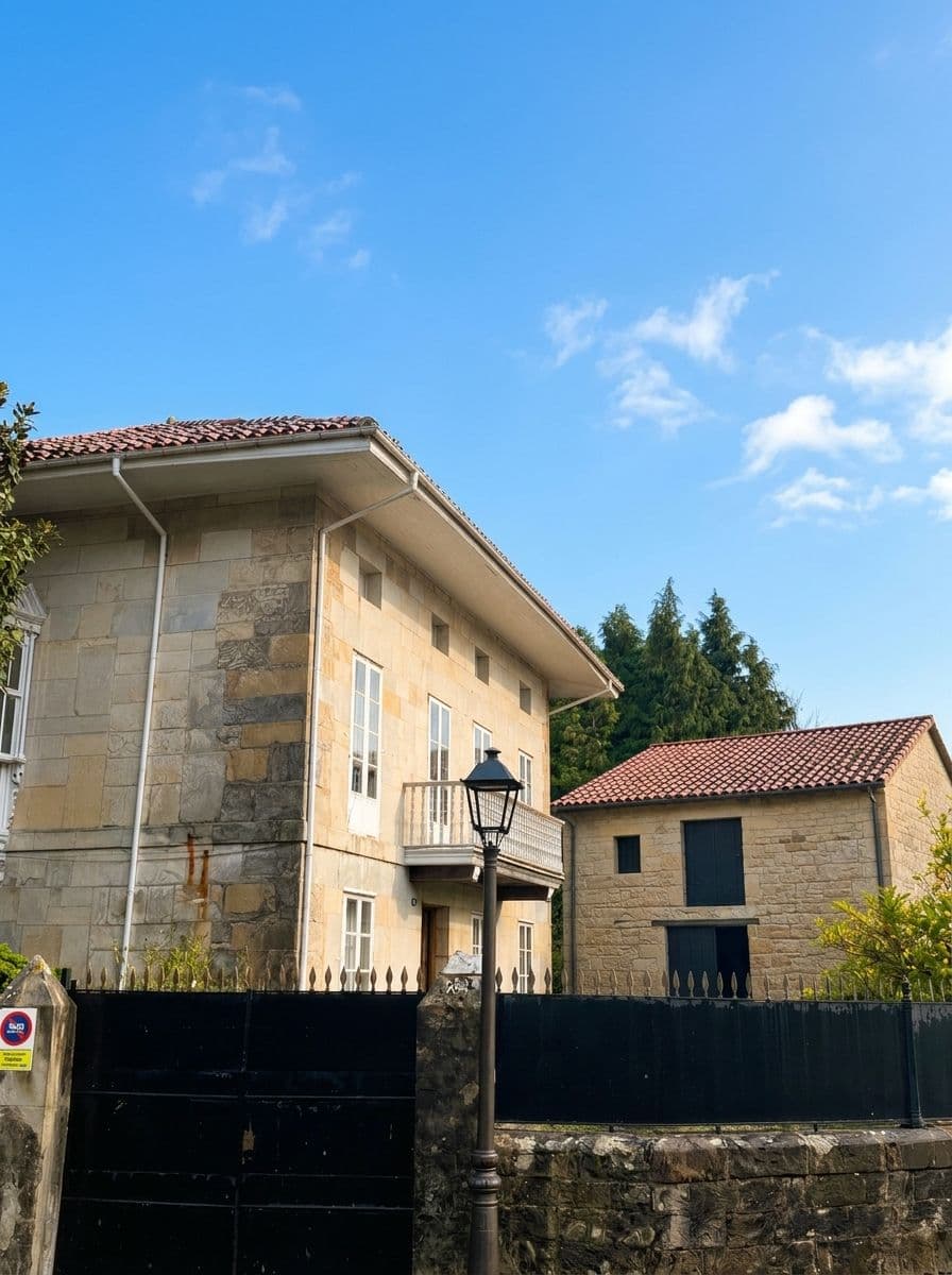 Arquitectura tradicional cántabra de mediados del siglo XX, con una marcada influencia de la casa montañesa reinterpretada en clave señorial. Construida en 1943